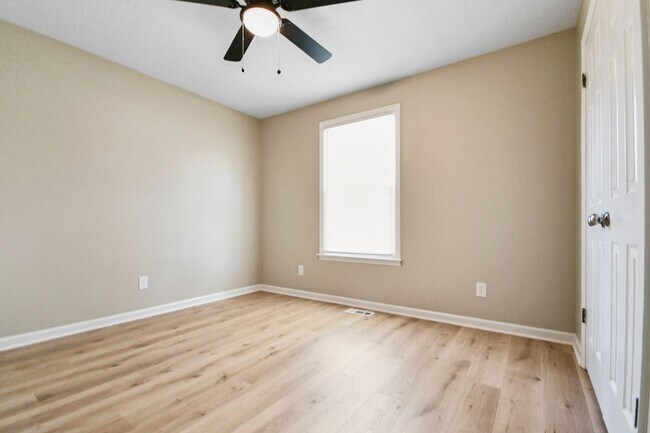 Building Photo - Pet Friendly Three Bedroom!