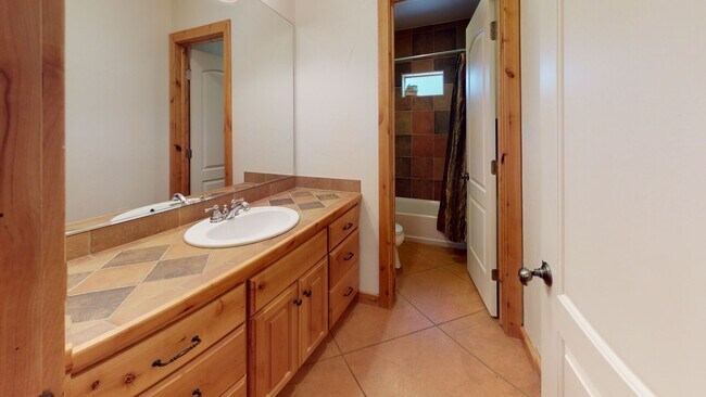 Building Photo - 3 Bedroom House by the Golf Course Fully Furnished