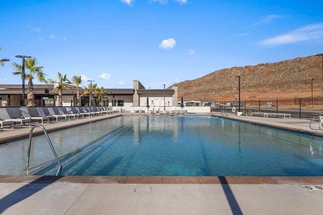 Building Photo - Modern and New 3 Bedroom Townhome in Long ...
