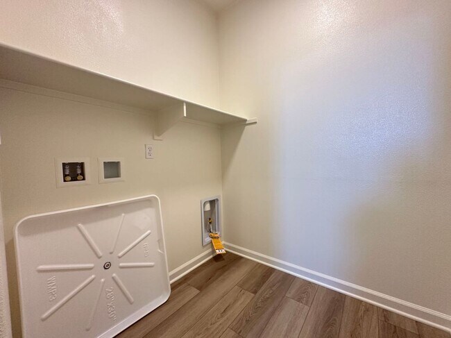 Building Photo - 4 bedroom home for leasing in Chino
