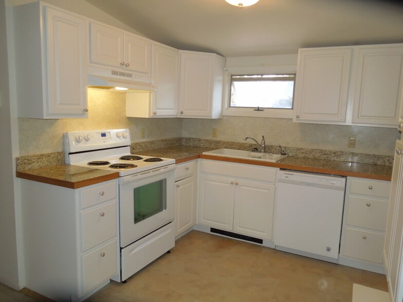 Building Photo - 2002 S Black Ave