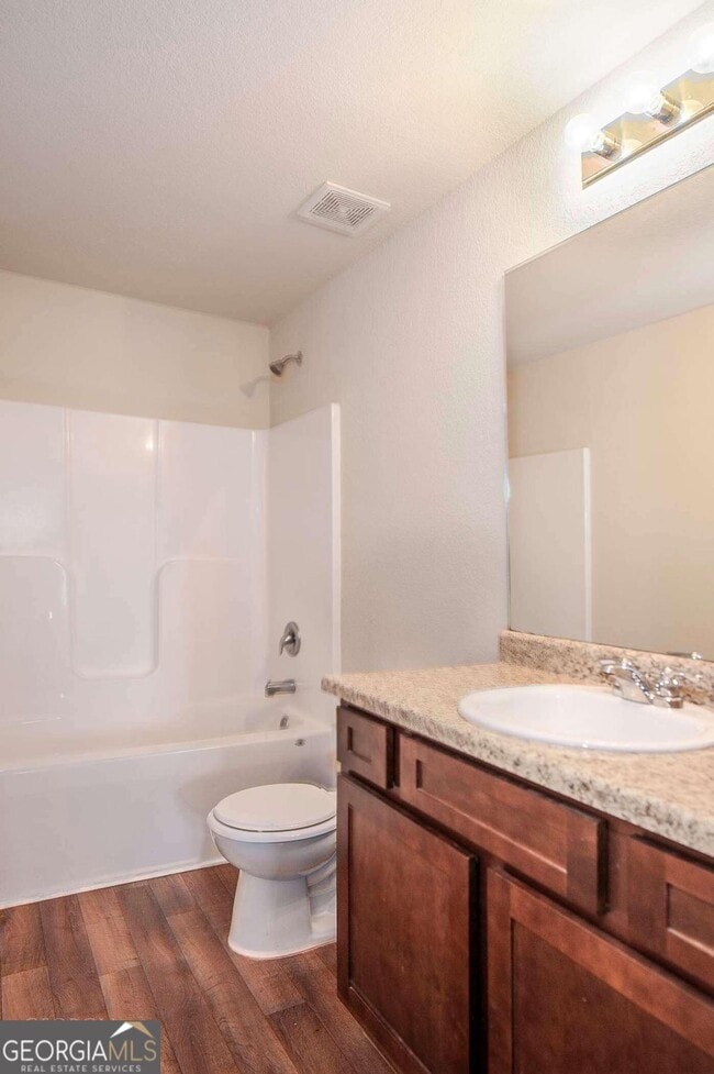 Building Photo - 700 Fitzroy Dr