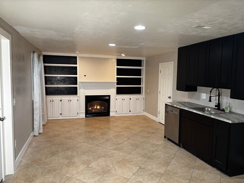 Building Photo - 1295 Riverview Dr