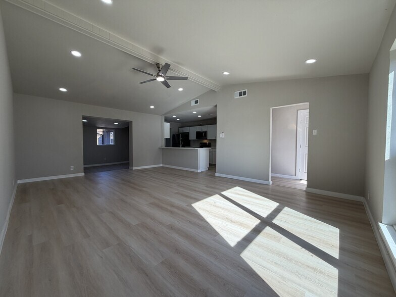 Building Photo - 404 Lowell Ln