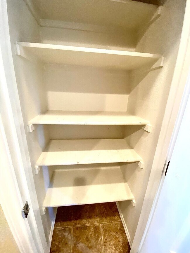 Building Photo - 3 bedroom 2 bath Walking Distance to Sage Valley Middle School