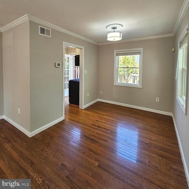 Building Photo - 2214 Arlington Terrace