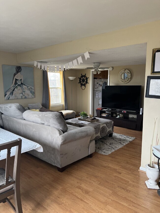 Building Photo - Spacious 3 Bdrm/2.5 Bath End Unit Townhome with Community Pool!!!