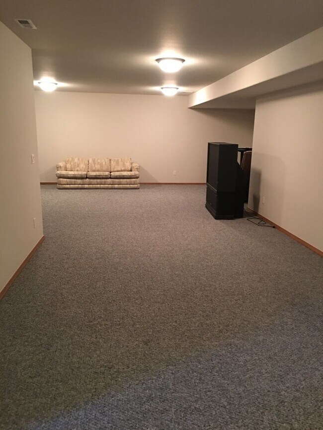 Building Photo - ***PENDING APPLICATIONS***Large 4 bedroom house that is Pet Friendly!