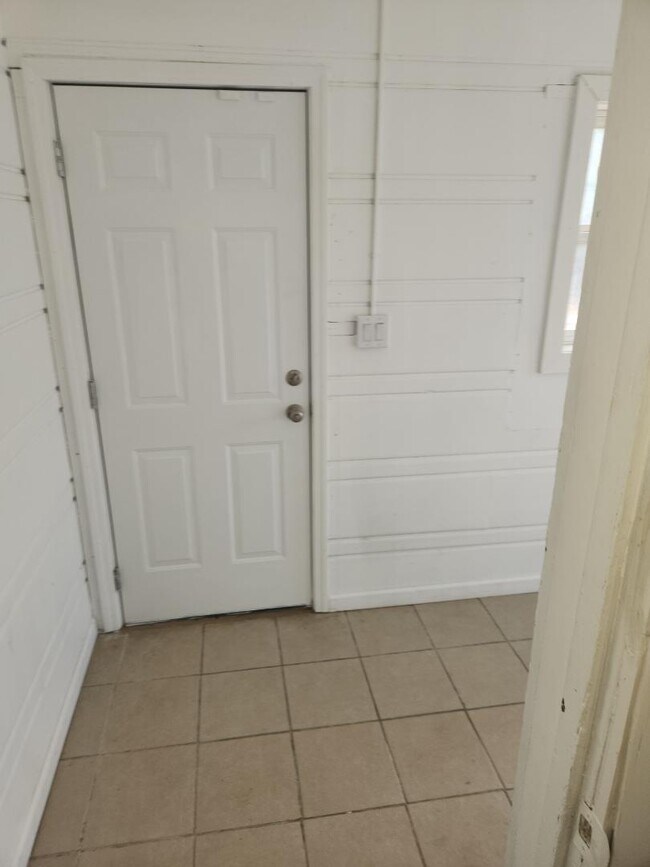 Building Photo - 1223 N Chautauqua Ave