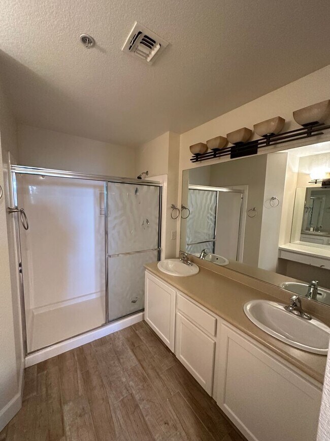 Building Photo - Guard gated Park Ave Condo