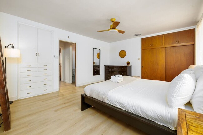 Building Photo - 4000 Highland Dr