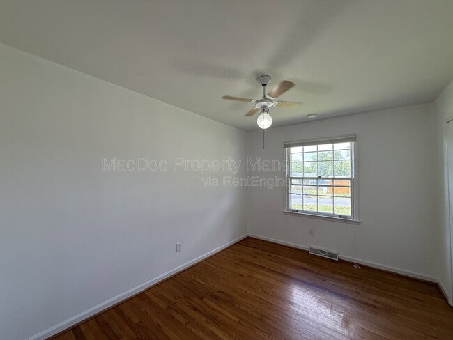 Building Photo - 1804 Sherwood Dr