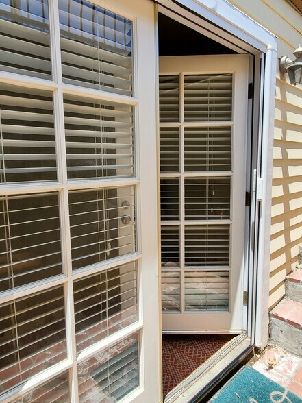 Private Entrance - 301 N Francisca Ave