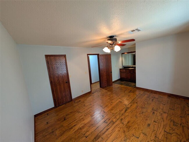 Building Photo - 409 SW 27th Pl
