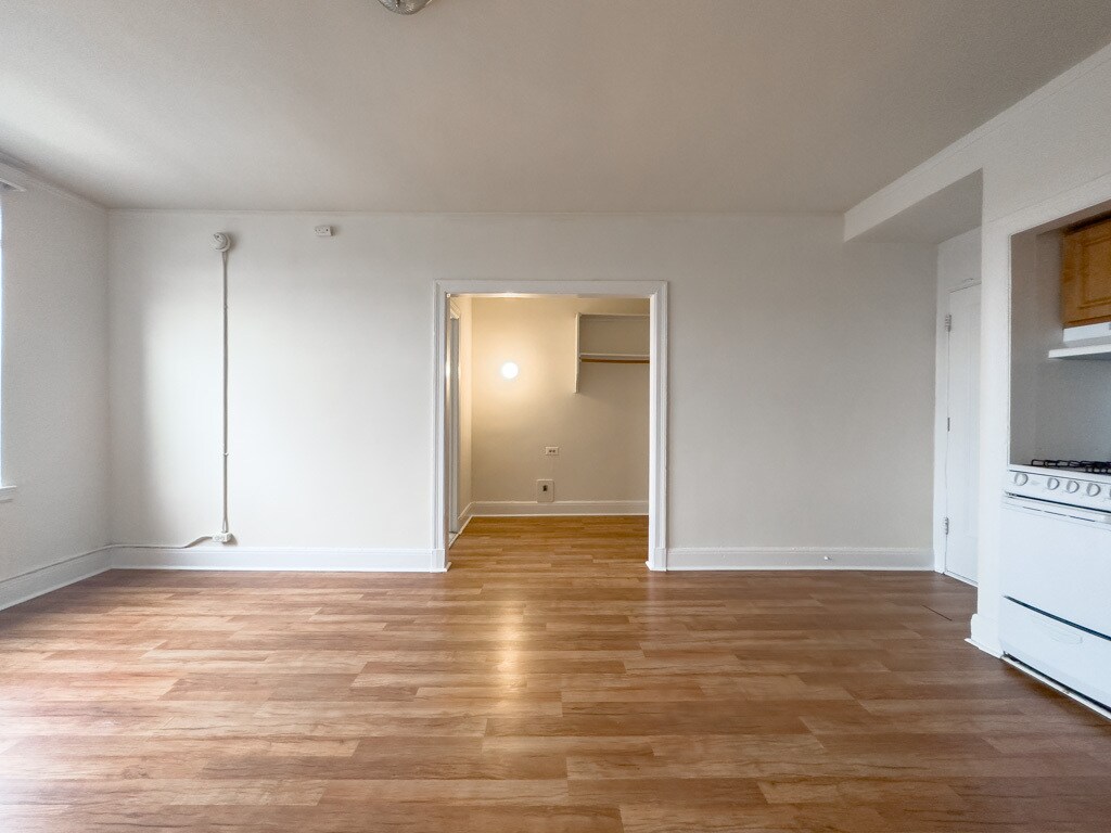 Building Photo - 3335 W Diversey Ave