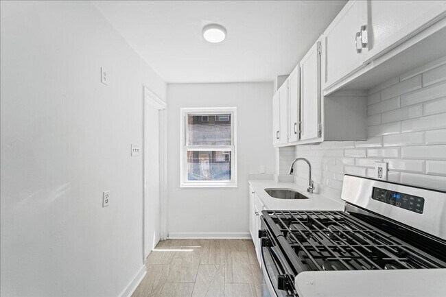 Building Photo - 3847-3849 Beechwood Blvd