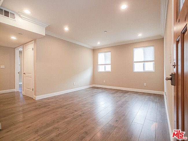 Building Photo - 965 N Wilton Pl