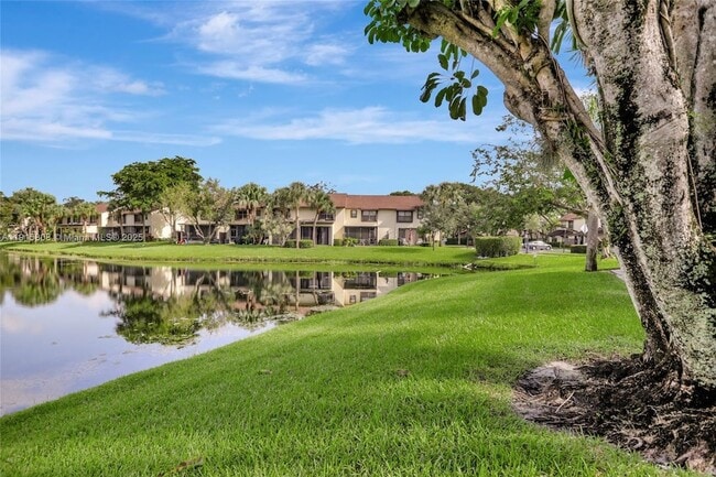 Building Photo - 4615 Carambola Cir S