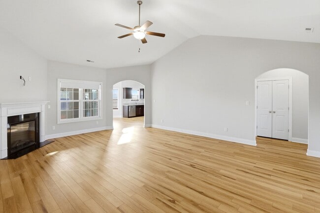 Building Photo - Spacious Living in Stateside – Comfort, Style & Convenience!