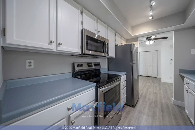 Building Photo - TOP LEVEL CONDO - 2BD 2 BA - NEW PAINT!