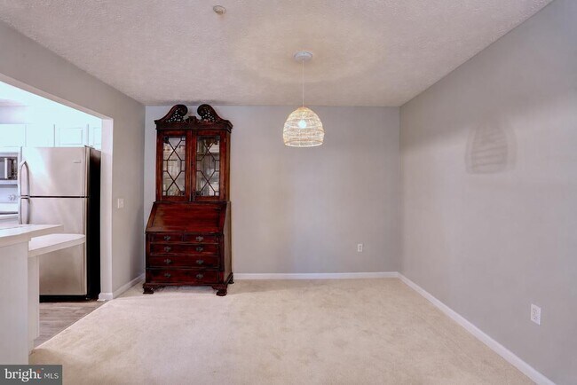 Building Photo - 2056 Quaker Way