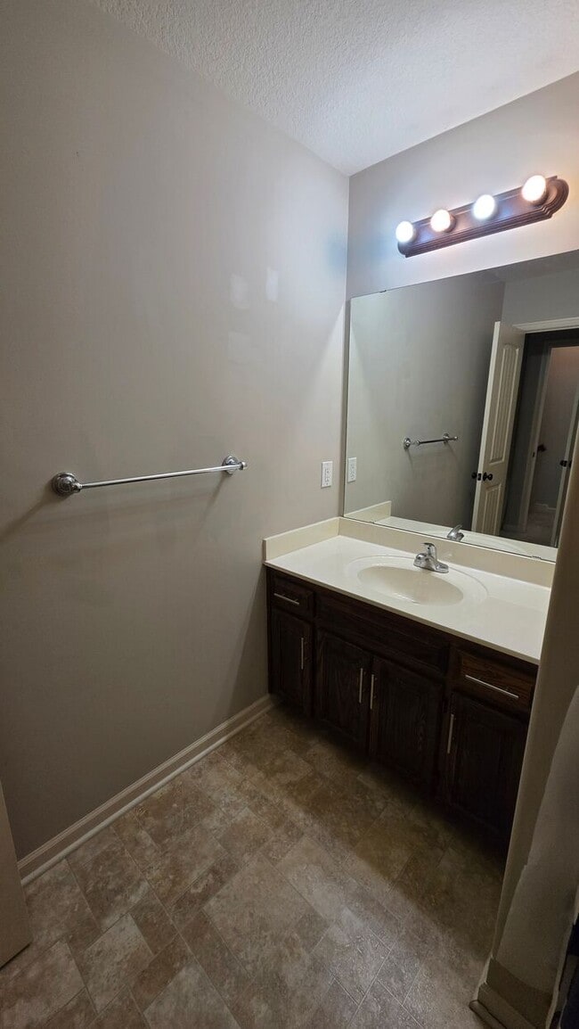 Building Photo - Beautiful 2 Bedroom Townhome in North Kans...