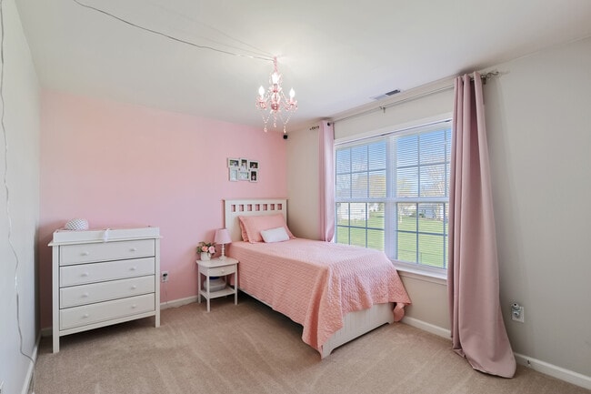 Building Photo - 20 E Darby Cir