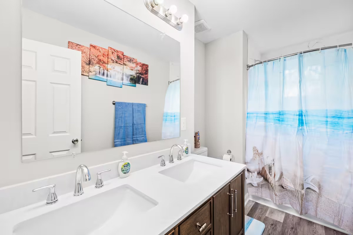 Building Photo - Room in Townhome on Mobley St