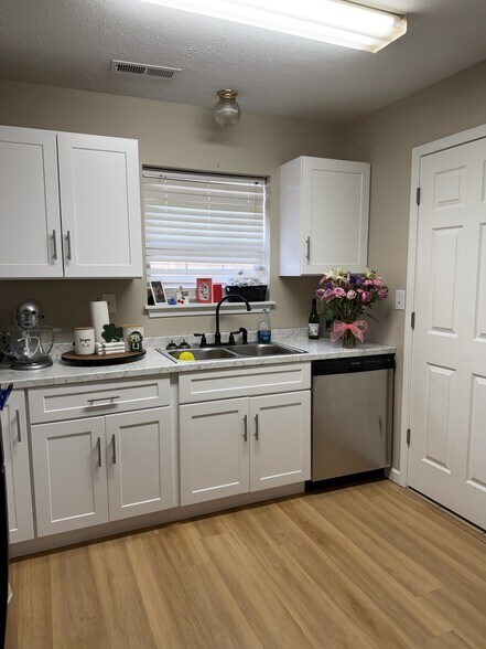 Building Photo - 122 Fuller Rd