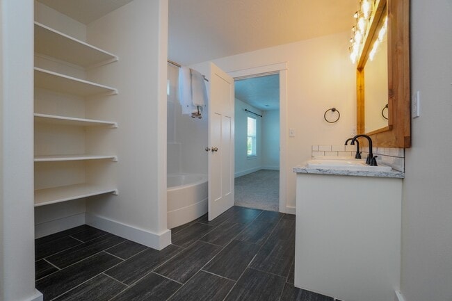 Building Photo - 1655 N Azurite Pl