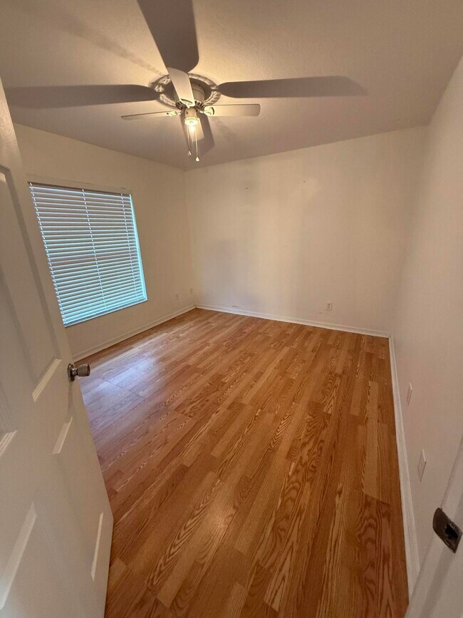 Building Photo - 249 NE Glentry Ave