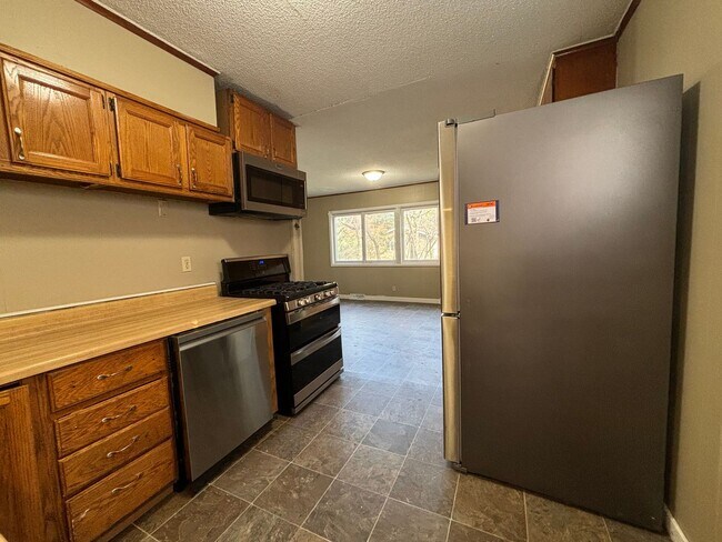 Building Photo - 4 bedroom, 2 bathroom home in the peaceful community of Mahtomedi access to White Bear Lake