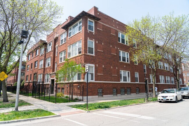 Building Photo - Uptown - English Garden, 1 Bed / 1 Bath - Central Heat & AC