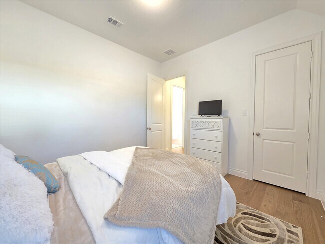 Building Photo - 22045 Gateway Arch Dr