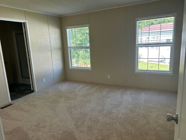 Building Photo - 49580 Linden St