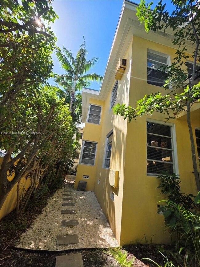 Building Photo - 8024 Harding Ave