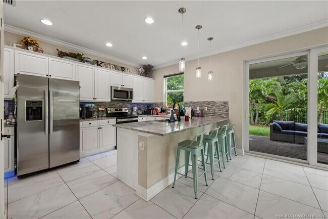 Building Photo - 1813 NW Cataluna Cir