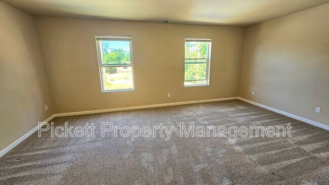 Building Photo - 102 Goldenrod St
