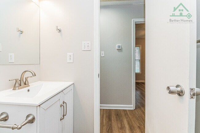 Building Photo - Recently updated 3 bedroom home with a fenced backyard!