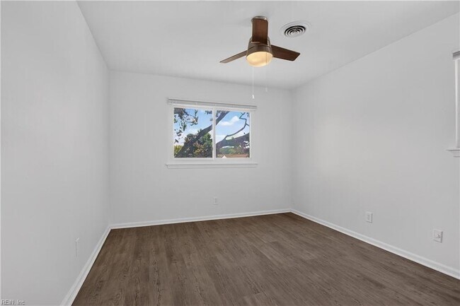 Building Photo - 3044 Camelot Blvd