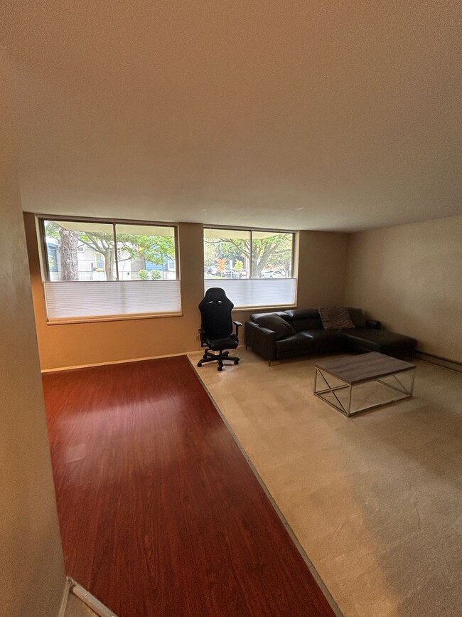 Building Photo - Fantastic 2 Bed 2 Bath Condo in the U Dist...