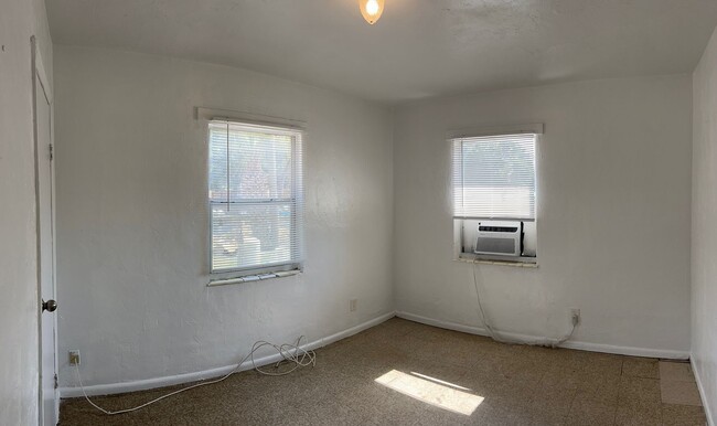 Building Photo - Cozy 2 Bedroom, 1 Bath Apartment in Charmi...