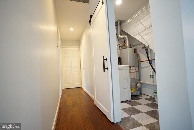 Building Photo - 322 Sugarland Run Dr