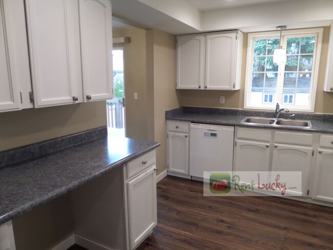 Building Photo - Stunning and LARGE Remodeled 3-Bedroom Hom...