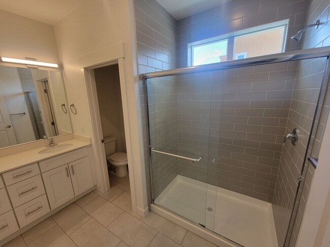 Building Photo - GORGEOUS Spacious Town Home