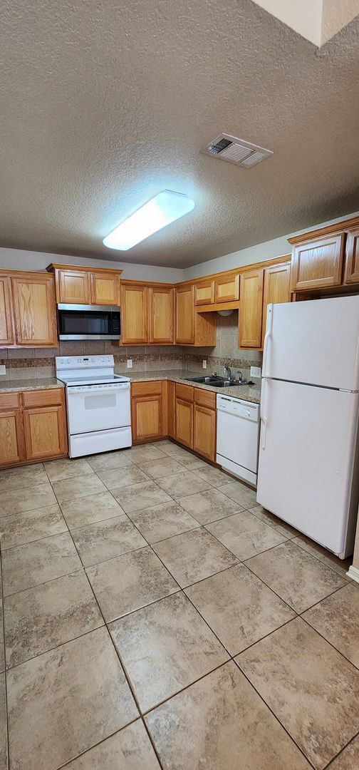 Building Photo - 3 Bedroom 2 bath Duplex South Killeen