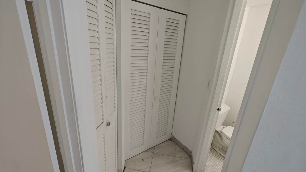 Building Photo - 999 Brickell Bay Dr