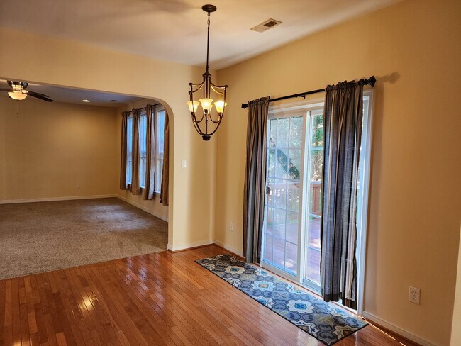 Building Photo - Beautiful 5 Bedroom Home in Watermill Subdivision!