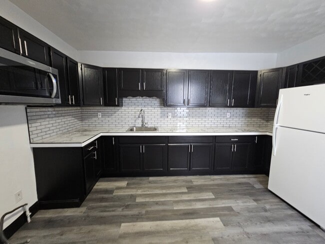 Building Photo - Fully Updated 3 bedroom 1 bath house for r...