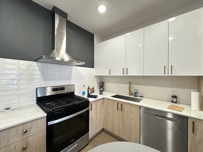 Building Photo - 841 N Mozart St